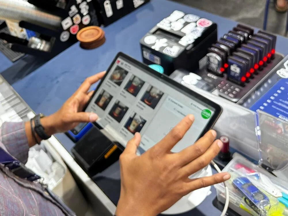 Kasir tablet BBC dipakai di meja bar